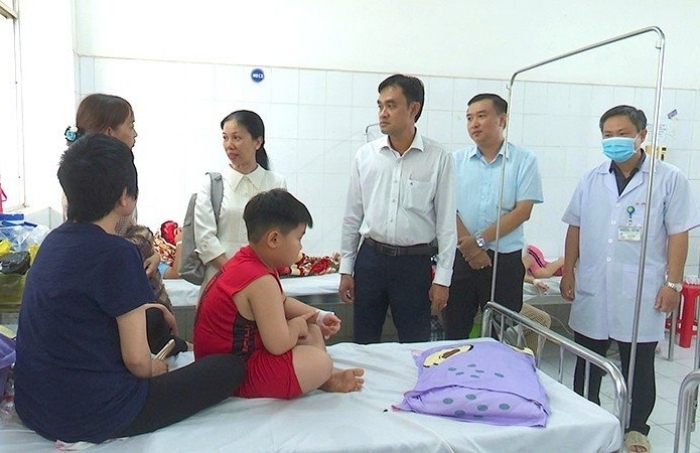 Lãnh đạo phường Sa Đéc thăm hỏi, động viên tình hình sức khỏe học sinh Trường tiểu học Kim Đồng nghi bị ngộ độc thực phẩm. (Ảnh: Văn Đấu/Báo Nhân dân)