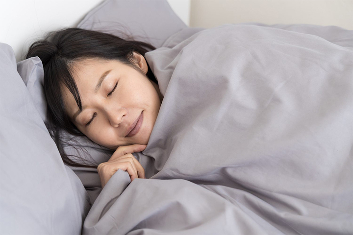 Thiếu ngủ khiến cơ thể mệt mỏi, giảm tập trung nên nhiều người chọn ngủ bù để hồi phục năng lượng.
