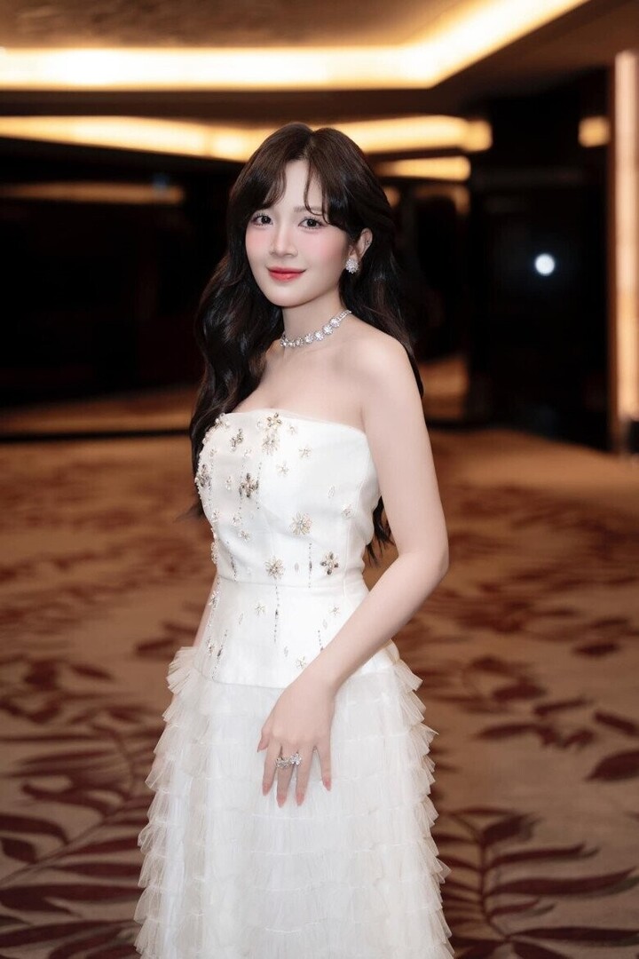 Người đẹp trở lại với dự án "Ngược đường ngược nắng", đóng cùng ông xã.