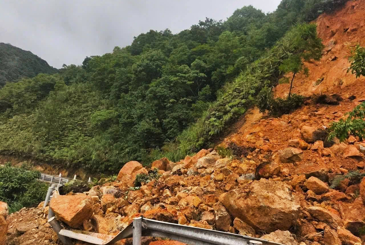 Mưa lớn kéo dài những ngày qua gây sạt lở đất khiến đoạn đường thuộc xã Quảng Đức bị chia cắt, xe cộ không thể đi qua.