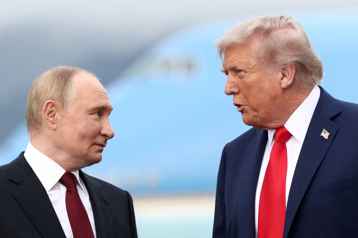 Tổng thống Nga Vladimir Putin và Tổng thống Mỹ Donald Trump tại hội nghị thượng đỉnh ở Alaska năm 2025. (Ảnh: Reuters)