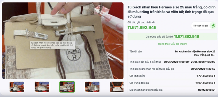 Túi xách nhãn hiệu Hermès size 25 màu trắng, đã qua sử dụng, giá trúng hơn 11,6 tỷ đồng.
