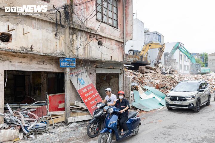 Tại khu vực đầu đường Khương Đình, nhiều căn nhà đã được tháo dỡ để phục vụ công tác giải phóng mặt bằng dự án.