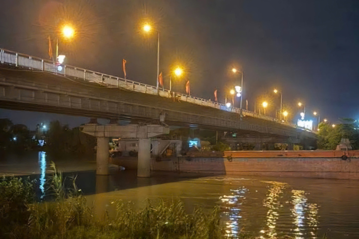 Tàu hàng mắc kẹt dưới gầm cầu Đò Quan khiến giao thông qua khu vực bị ảnh hưởng trong đêm.