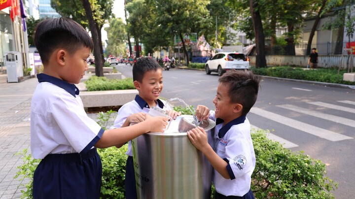 Sawaco đang triển khai chương trình đầu tư và lắp đặt hàng chục trụ uống nước sạch tại vòi miễn phí trên đường phố TP.HCM.