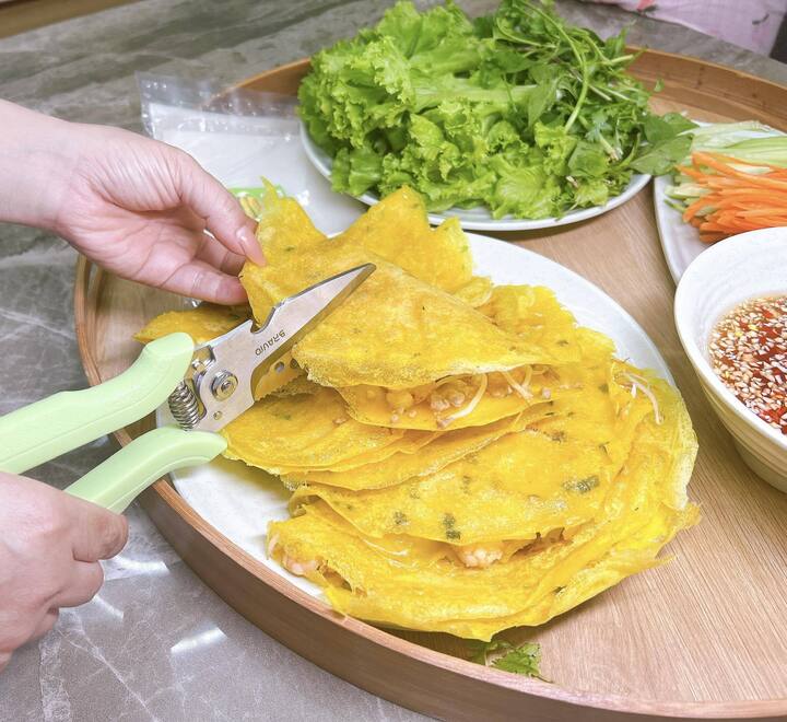 Cuôi cùng bày bánh lên mâm và cắt ra.
