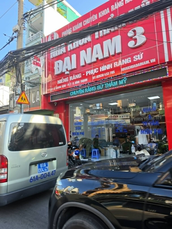 Lực lượng công an làm việc bên trong phòng khám nha khoa Đại Nam trên đường Lê Quang Định. Ảnh: Đ.Đ