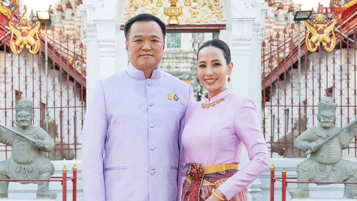 Thủ tướng Vương quốc Thái Lan Anutin Charnvirakul và Phu nhân Thananon Niramit. (Ảnh: Khaosod)