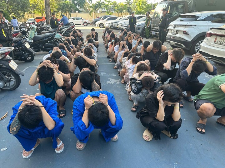 Sau vụ ca sĩ Long Nhật, Công an TP.HCM tiếp tục khởi tố thêm 105 bị can liên quan đường dây "mua bán, tàng trữ ma túy” và “tổ chức sử dụng trái phép chất ma túy”.