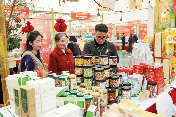 Đặc sản vùng miền thu hút sự quan tâm mua sắm.