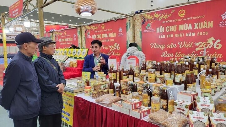 Doanh nghiệp giới thiệu sản phẩm OCOP. (Ảnh: Bộ Công Thương).
