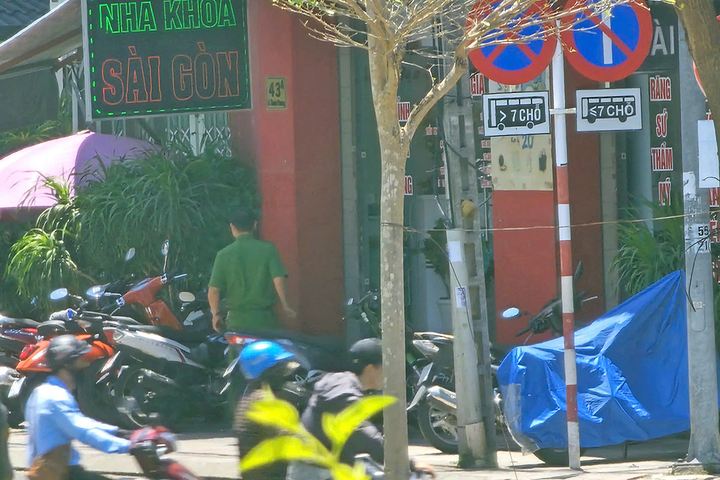 Lực lượng công an làm việc tại phòng khám nha khoa Sài Gòn ở phường Nha Trang, tỉnh Khánh Hòa. Ảnh: Xuân Ngọc