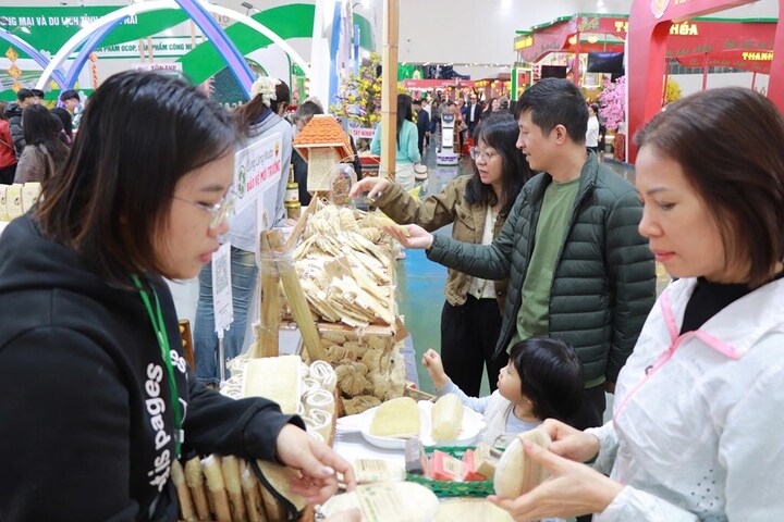 Người dân nô nức đi mua sắm vào ngày cuối tuần. (Ảnh: Bộ Công Thương).