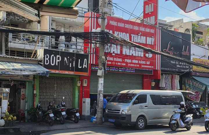 Chiều 22/5, lực lượng công an vẫn đang làm việc bên trong phòng khám nha khoa Đại Nam trên đường Lê Quang Định, phường Gia Định, TP.HCM. Ảnh: Đ.Đ