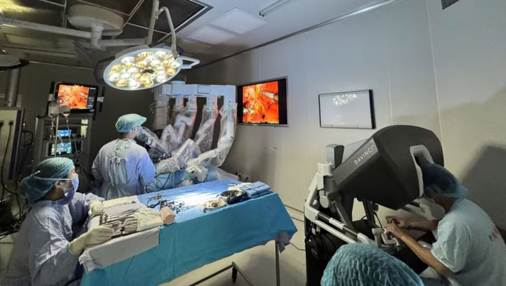 Ê-kíp các bác sĩ Bệnh viện K phẫu thuật robot thành công cho bệnh nhân.
