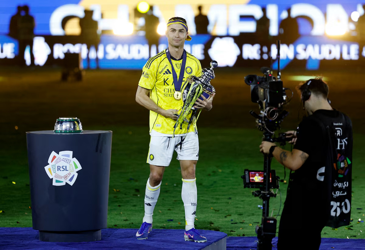 Ronaldo ăn mừng chiến thắng với chiếc cúp vô địch. (Nguồn: Reuters)