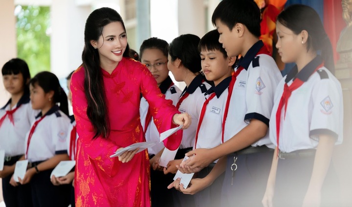 Hoa hậu Phan Thị Mơ tích cực với các dự án cộng đồng.