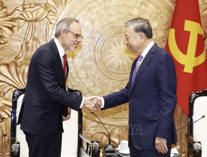 Tổng Bí thư, Chủ tịch nước Tô Lâm tiếp ông David Zapolsky, Phó Chủ tịch cấp cao, Giám đốc Pháp lý và Quan hệ Toàn cầu tập đoàn Amazon. (Ảnh Thống Nhất - TTXVN)