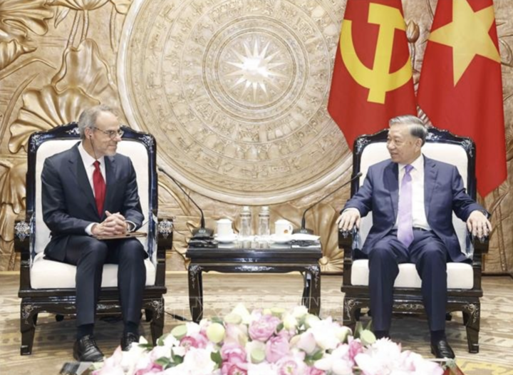 Ông Zapolsky chân thành cảm ơn sự quan tâm, hỗ trợ của Lãnh đạo Đảng, Nhà nước Việt Nam đối với hoạt động đầu tư kinh doanh của Amazon tại Việt Nam trong thập kỷ qua. (Ảnh Thống Nhất - TTXVN)