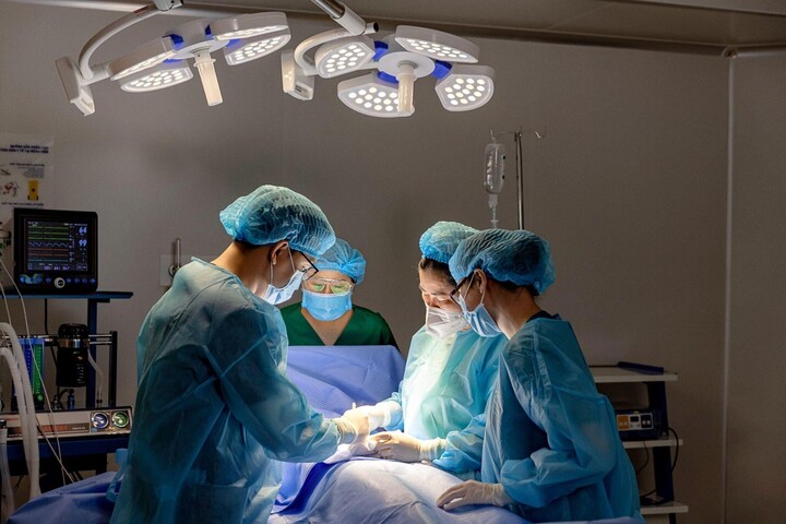 Đội ngũ bác sĩ giàu kinh nghiệm kết hợp cùng trang thiết bị hiện đại giúp tối ưu hóa hiệu quả và rút ngắn thời gian hồi phục.