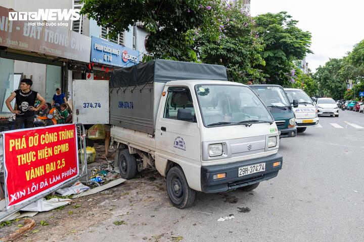 Thành phố đang tập trung đẩy nhanh giải phóng mặt bằng các tuyến Vành đai 2,5, 3 và 3,5; các tuyến giao thông trọng điểm cùng ba cầu vượt sông Hồng gồm cầu Tứ Liên, cầu Trần Hưng Đạo và cầu Thượng Cát. Theo kế hoạch, công tác giải phóng mặt bằng các đoạn còn lại của Vành đai 2,5 và ba cây cầu vượt sông Hồng sẽ hoàn thành trước ngày 30/6.