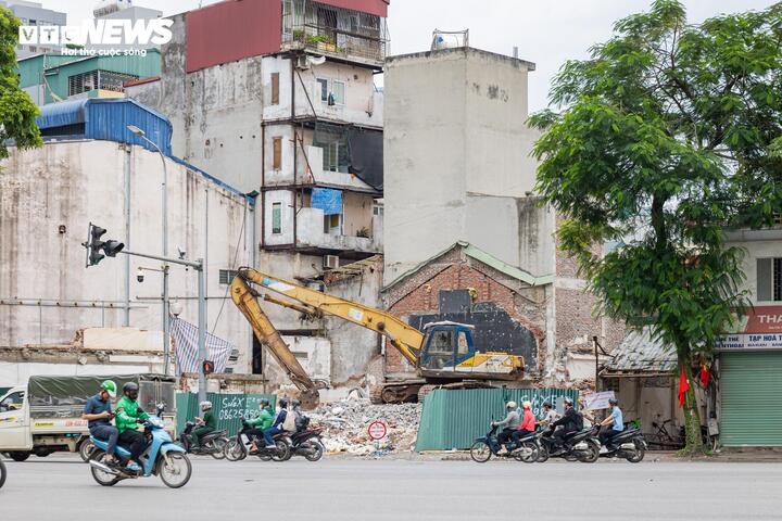 Đến giữa tháng 5, phường Yên Hoà đã hoàn tất bàn giao 100% mặt bằng đoạn từ khu đô thị mới Dịch Vọng đến đường Dương Đình Nghệ. Trong khi đó, đoạn từ Vũ Phạm Hàm đến Trần Duy Hưng dài khoảng 0,6 km vẫn đang được tháo dỡ, chưa thể triển khai thi công đồng bộ do còn một số hộ dân chưa bàn giao mặt bằng.