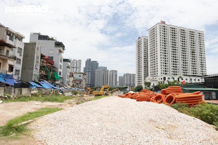 Theo thống kê, hiện các xã, phường trên địa bàn Hà Nội đang triển khai giải phóng mặt bằng khoảng 1.428 dự án, gồm 1.281 dự án vốn ngân sách và 147 dự án ngoài ngân sách. Trong đó có 27 công trình, dự án lớn, trọng điểm nhằm tháo gỡ các điểm nghẽn hạ tầng và thúc đẩy phát triển kinh tế - xã hội Thủ đô.