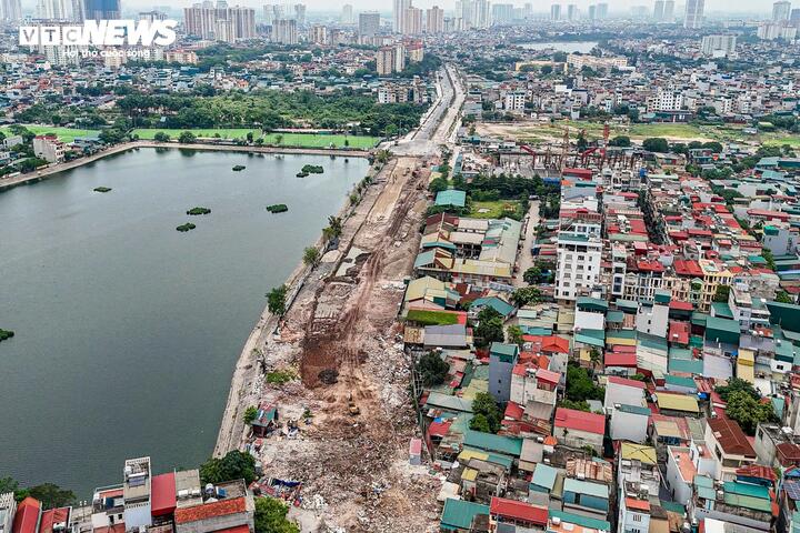 Cùng với công tác giải phóng mặt bằng, đoạn Vành đai 2,5 từ Nguyễn Trãi đến Đầm Hồng đang được đẩy nhanh tiến độ thi công. Tại khu vực ven hồ Đầm Hồng, các hạng mục san gạt và xử lý nền đường đang được triển khai, trong khi đoạn cuối tuyến vẫn tiếp tục thực hiện giải phóng mặt bằng.