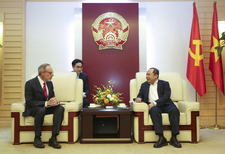 Bộ trưởng KH&CN Vũ Hải Quân tiếp ông David Zapolsky - Phó Chủ tịch Cấp cao, Giám đốc pháp lý và đối ngoại toàn cầu của Tập đoàn Amazon. (Ảnh: Bộ KH&CN)