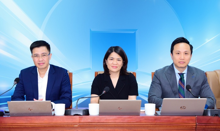 Thành viên HĐQT Phạm Thị Thanh Hoài (ở giữa) chủ trì Hội nghị cập nhật kết quả kinh doanh quý 1/2026 của VietinBank.