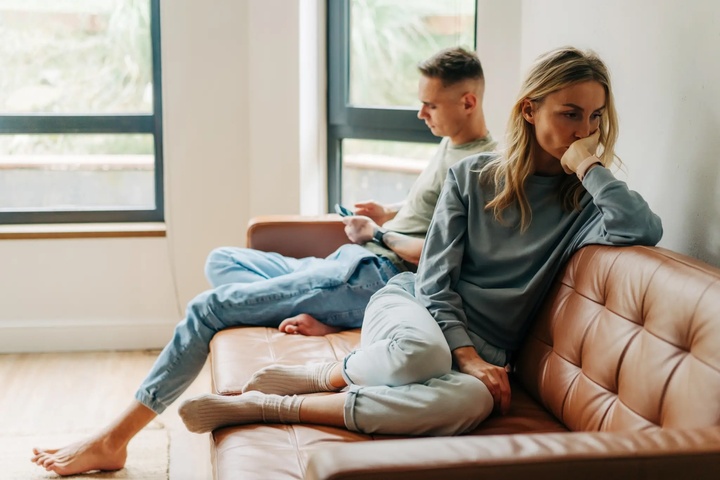 Phụ nữ dễ cảm thấy mình "đang không ở bên người phù hợp" hơn nam giới.