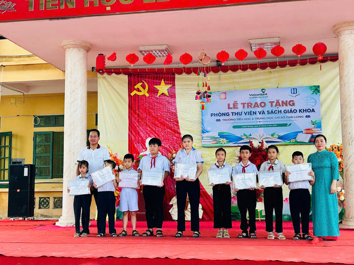 Lễ trao tặng phòng thư viện và sách giáo khoa của Ams’ Little Helpers cho trường Tiểu học và THCS Thái Long, tỉnh Tuyên Quang.