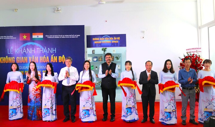 Các đại biểu thực hiện nghi thức cắt băng khánh thành Không gian Văn hóa Ấn Độ tại Lâm Đồng.