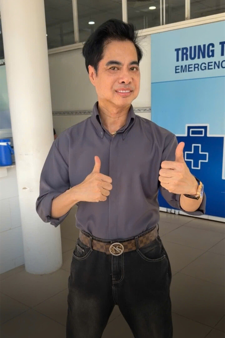 Ca sĩ Ngọc Sơn tại bệnh viện. (Ảnh: Chụp màn hình)