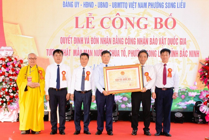 Thứ trưởng Bộ Văn hóa, Thể thao và Du lịch Hoàng Đạo Cương đã trao Bằng công nhận Bảo vật quốc gia Tượng Phật Mẫu Man Nương cho đại diện lãnh đạo tỉnh Bắc Ninh, phường Song Liễu và chùa Tổ.
