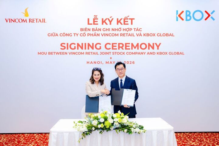 Tổng Giám đốc Vincom Retail và Chủ tịch K-Box Global trao biên bản ghi nhớ hợp tác.