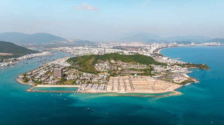 Sự đổ bộ của các “đế chế” khách sạn lớn về Vinhomes Pearl Bay tạo nguồn khách dồi dào cho hệ sinh thái thương mại và dịch vụ xung quanh.