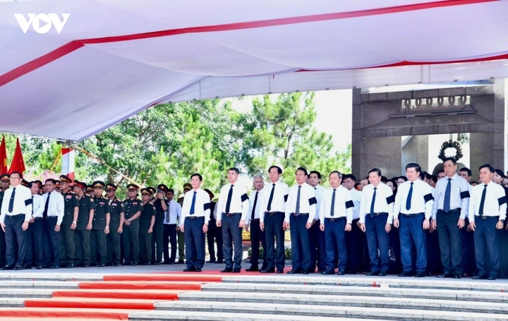 Thủ tướng Lê Minh Hưng dự lễ viếng, truy điệu và an táng 28 hài cốt liệt sĩ quân tình nguyện, chuyên gia Việt Nam hy sinh tại Lào trong thời kỳ chiến tranh.