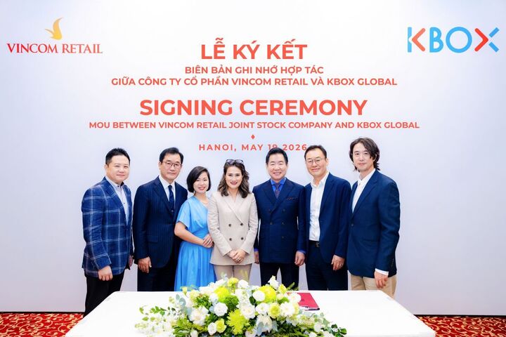 Buổi lễ ký kết có sự hiện diện của Tổng Giám đốc Vincom Retail, Chủ tịch Black Lotus Group, đại diện EastBridge Partners và nghệ sĩ Park Sang-won – Chủ tịch Quỹ Văn hoá và Nghệ thuật Seoul.