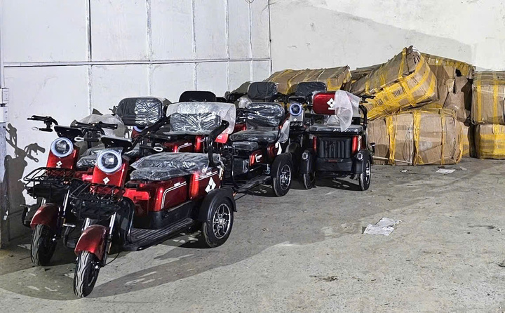 Xe điện ba bánh được nhập lậu. (Ảnh: C.A)
