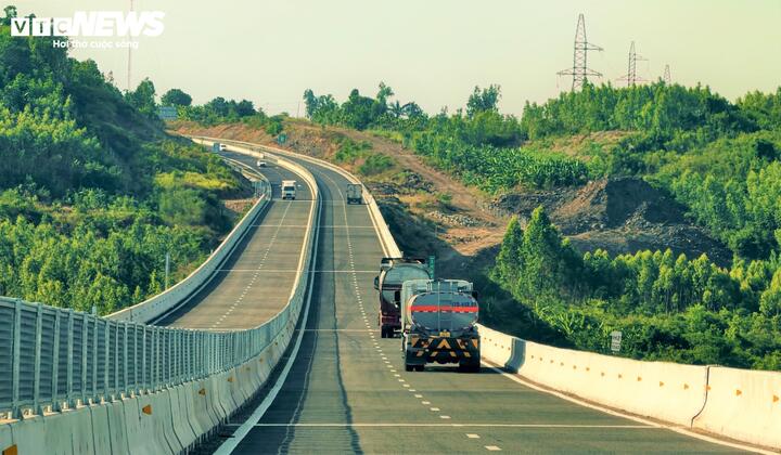 Tuyến cao tốc Quy Nhơn - Chí Thạnh trông như dải lụa xám trải dài, uốn lượn qua những dãy đồi núi ở 2 tỉnh Gia Lai và Đắk Lắk.