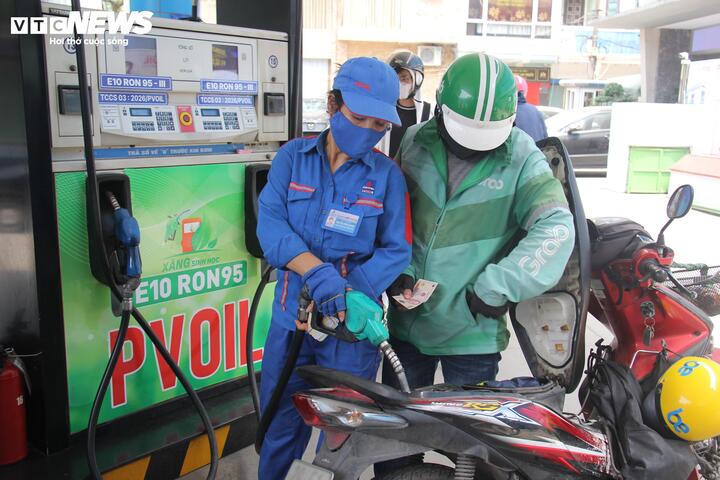 Nhiều doanh nghiệp đã chủ động chuyển đổi sang bán xăng sinh học E10. (Ảnh: Phạm Duy).