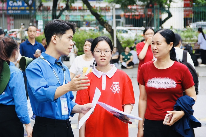 Theo thống kê của nhà trường, đây là mức đăng ký cao nhất từ trước đến nay, tăng khoảng 5.000 hồ sơ so với năm 2025. Từ sáng sớm, khu vực các điểm thi đông kín phụ huynh và thí sinh đến làm thủ tục.