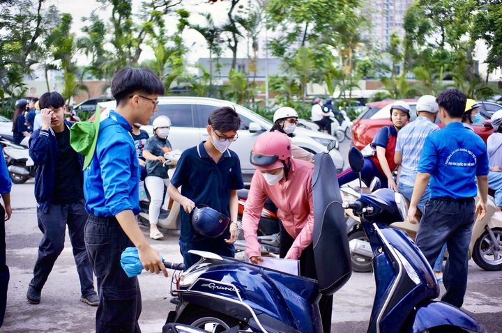 Thí sinh rời phòng thi được phụ huynh đón về sau khi hoàn thành buổi thi đầu tiên với nhiều cung bậc cảm xúc khác nhau. (Ảnh: Long Nhật)