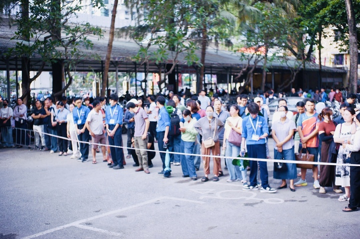 Từ sáng sớm đến trưa, nhiều phụ huynh túc trực tại điểm thi, chờ con hoàn thành buổi thi đầu tiên của kỳ tuyển sinh lớp 10 chuyên ở Hà Nội.