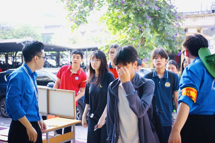 Kỳ thi vào lớp 10 của hai trường chuyên thuộc Đại học Quốc gia Hà Nội thu hút hàng nghìn hồ sơ đăng ký dự thi năm 2026.