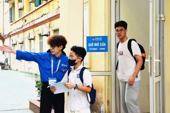 Các thí sinh có mặt từ sáng sớm tại Trường THPT Chuyên Khoa học Tự nhiên để tham dự buổi thi đầu tiên kỳ tuyển sinh lớp 10 năm 2026. (Ảnh: Long Nhật)