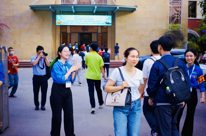 Phụ huynh dặn dò con bình tĩnh, tự tin trước khi vào phòng thi.