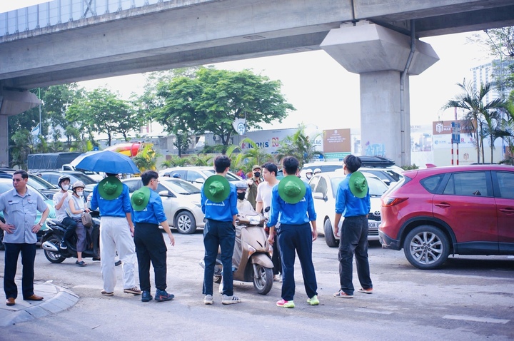 Các tình nguyện viên phát nước uống, hỗ trợ thông tin cho thí sinh và phụ huynh.