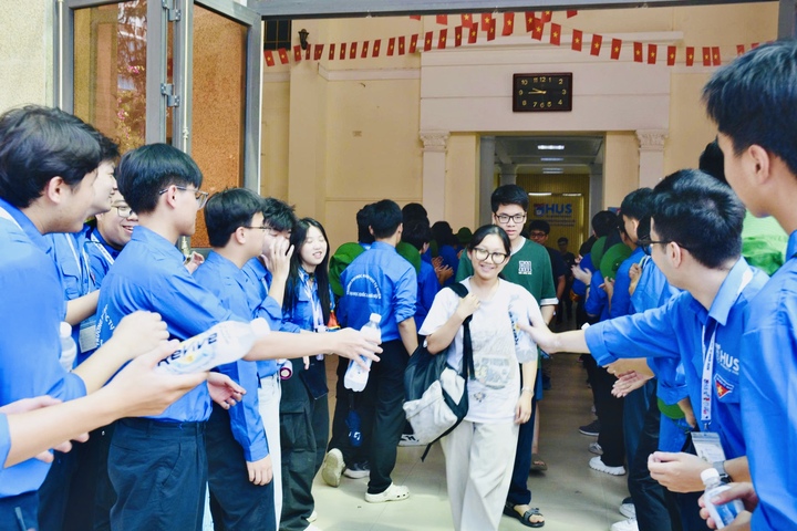Lực lượng tình nguyện “Tiếp sức mùa thi 2026” phát nước uống, động viên tinh thần thí sinh sau khi hoàn thành buổi thi đầu tiên tại Trường THPT Chuyên Khoa học Tự nhiên.